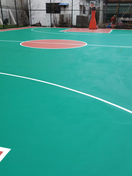 新安 球场长期使用易出现地面开裂